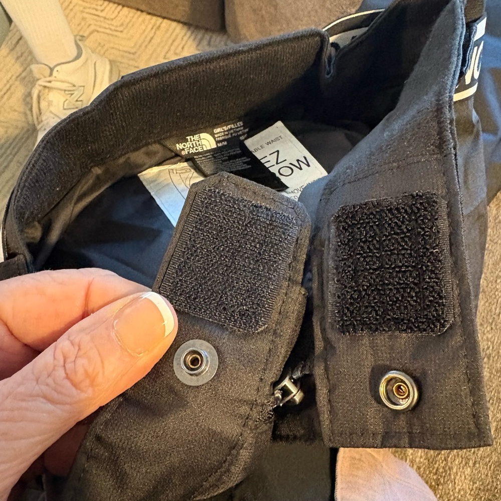 THE NORTH FACE Black Snow Pants size Youth Medium 10-12. EUC look new EZ Grow - Picture 6 of 13